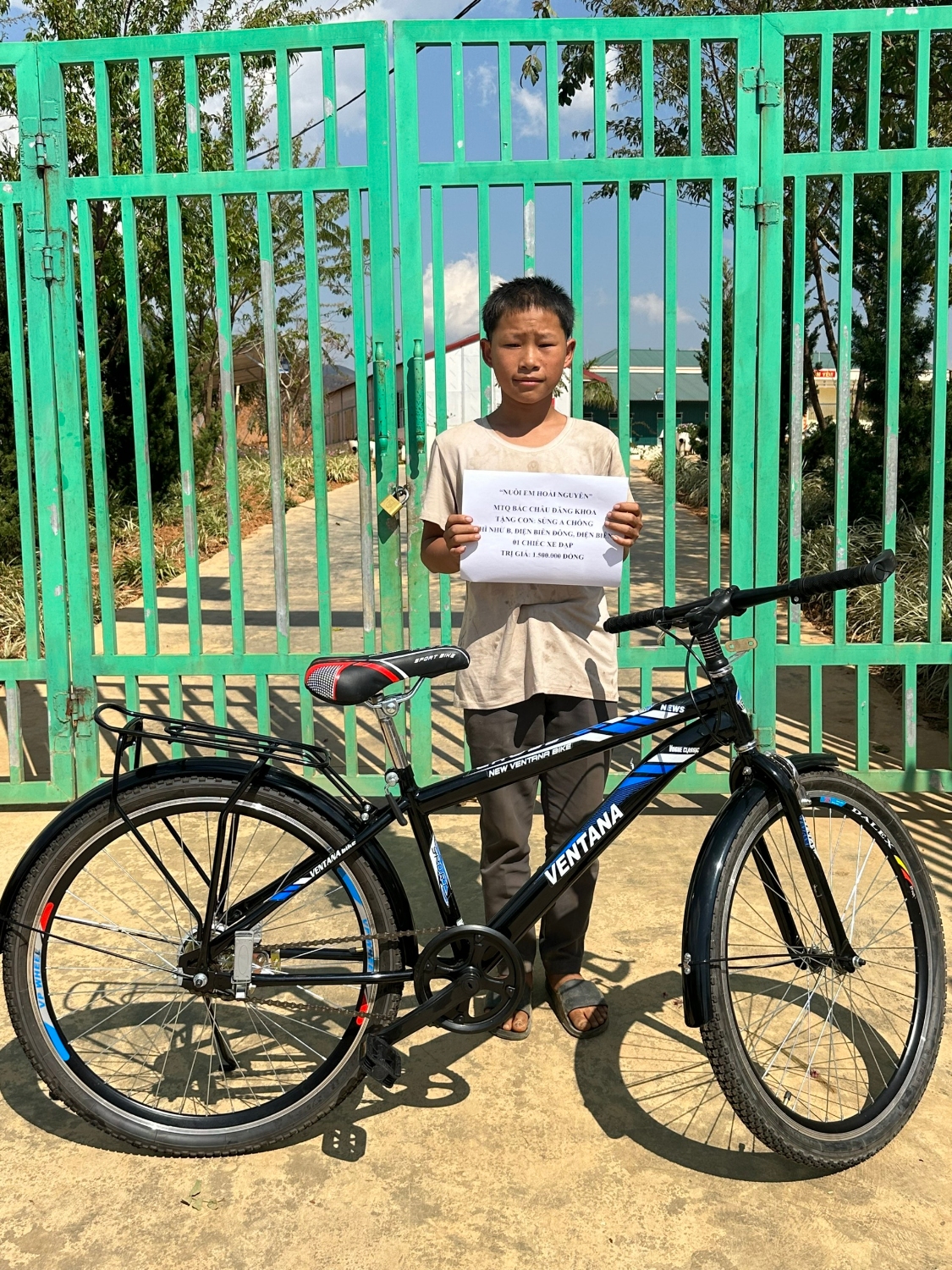 Học sinh Sủng A Chống 9D1 nhận xe đạp
