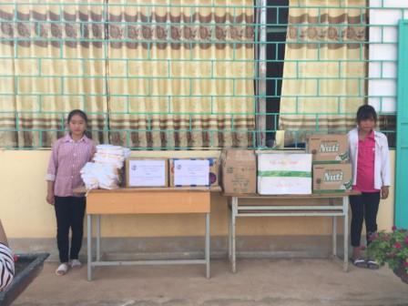 Học sinh nhận quà trước năm học mới do nhóm tình nguyện trẻ Điện Biên trao tặng