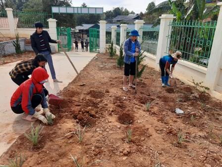 Cán bộ GV-CNV nhà trường tích cực xây dựng cảnh quan trường lớp học