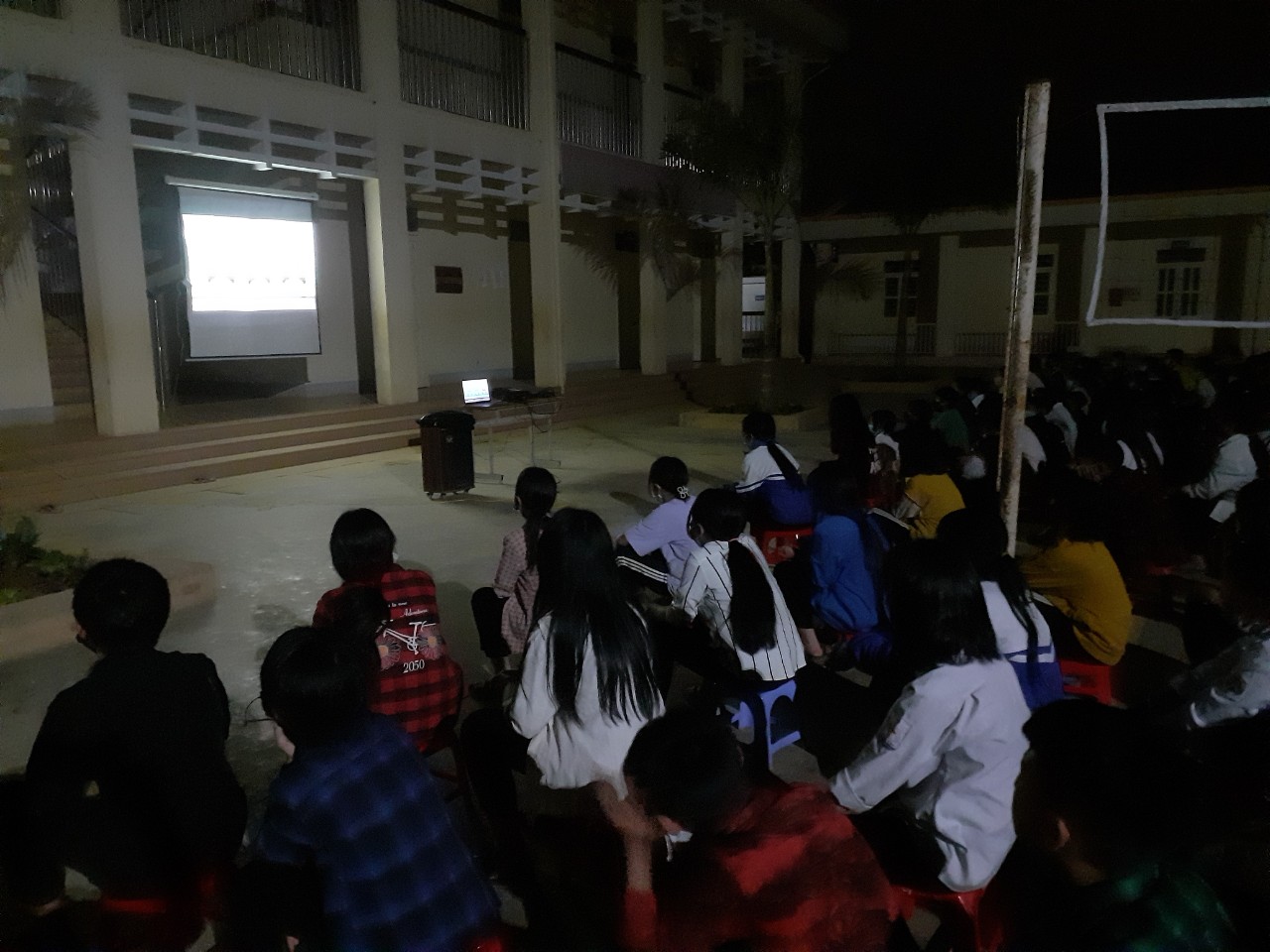 HOẠT ĐỘNG NGOẠI KHÓA  “Về việc tuyên truyền pháp luật và an toàn giao thông cho học sinh”